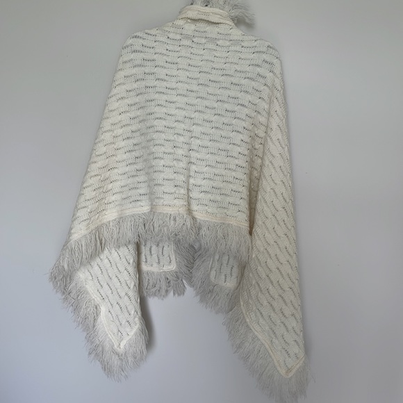 Classic cable knit fringed shawl - Picture 6 of 9